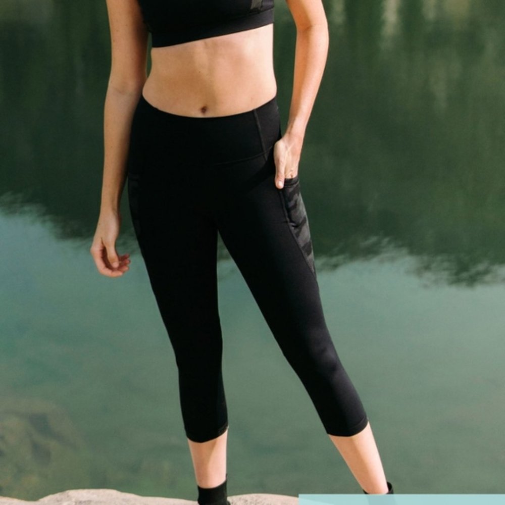 Zyia Black Camo Reflective Pocket Capri Leggings
